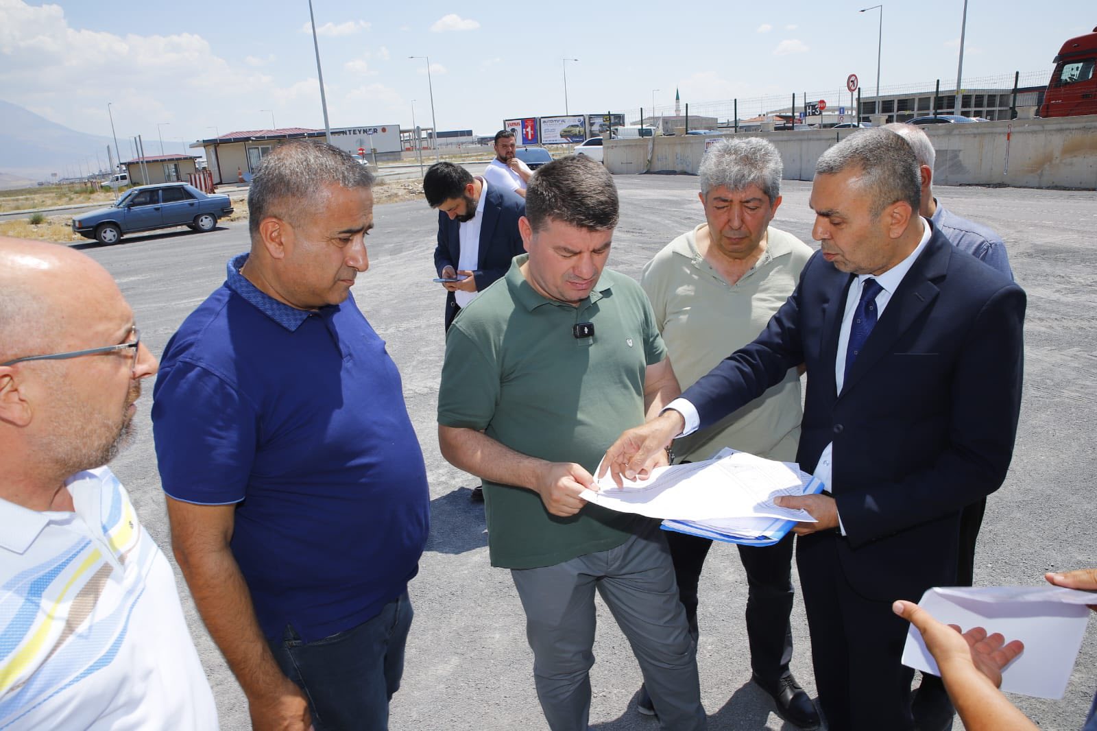 BELEDİYE BAŞKANI DR. EVREN DİNÇER YAPIMI DEVAM EDEN TIR GARAJINDA TEKNİK İNCELEMELERDE BULUNDU