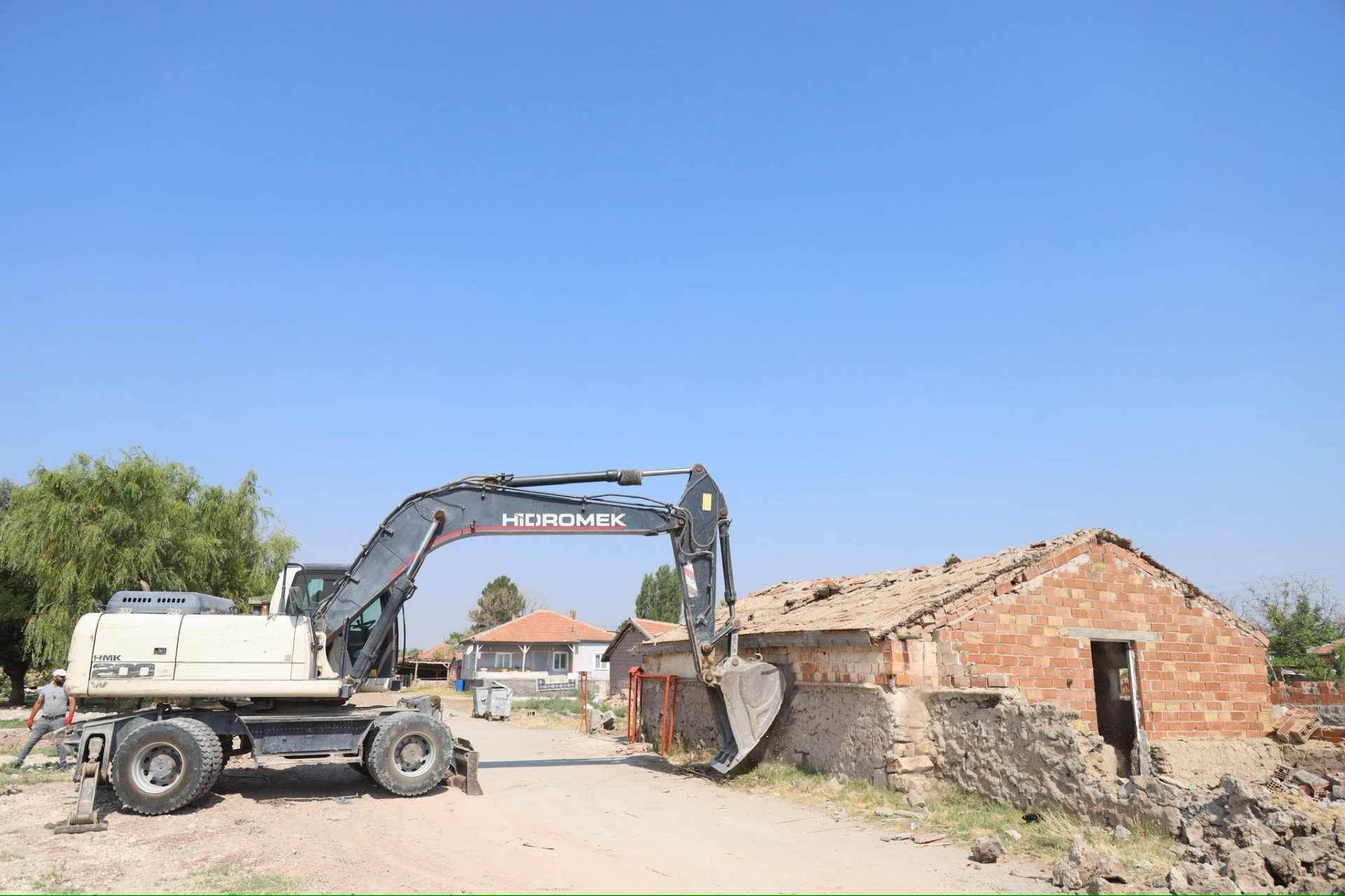 YENİ ÇEVRE YOLUNUN YAPIMINA ENGEL TEŞKİL EDEN SON YAPININDA YIKIMINI GERÇEKLEŞTİRDİ