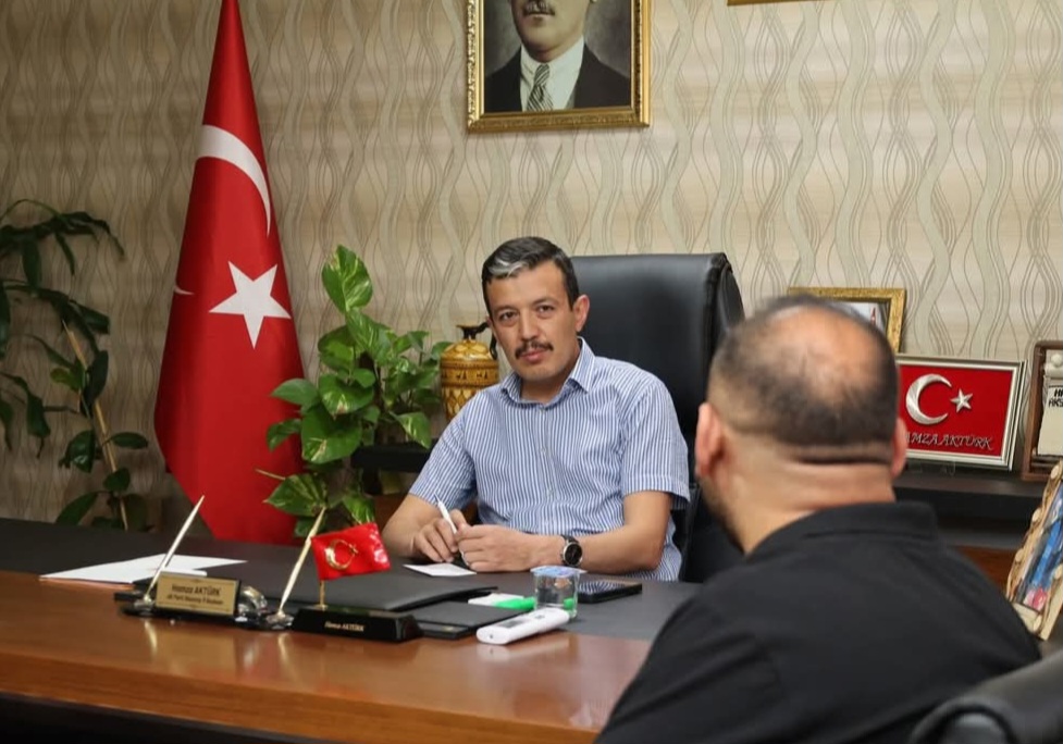 İL BAŞKANI PARTİ BİNASINDA, MİLLETVEKİLLERİ SAHADA HALKLA BİR ARAYA GELDİ