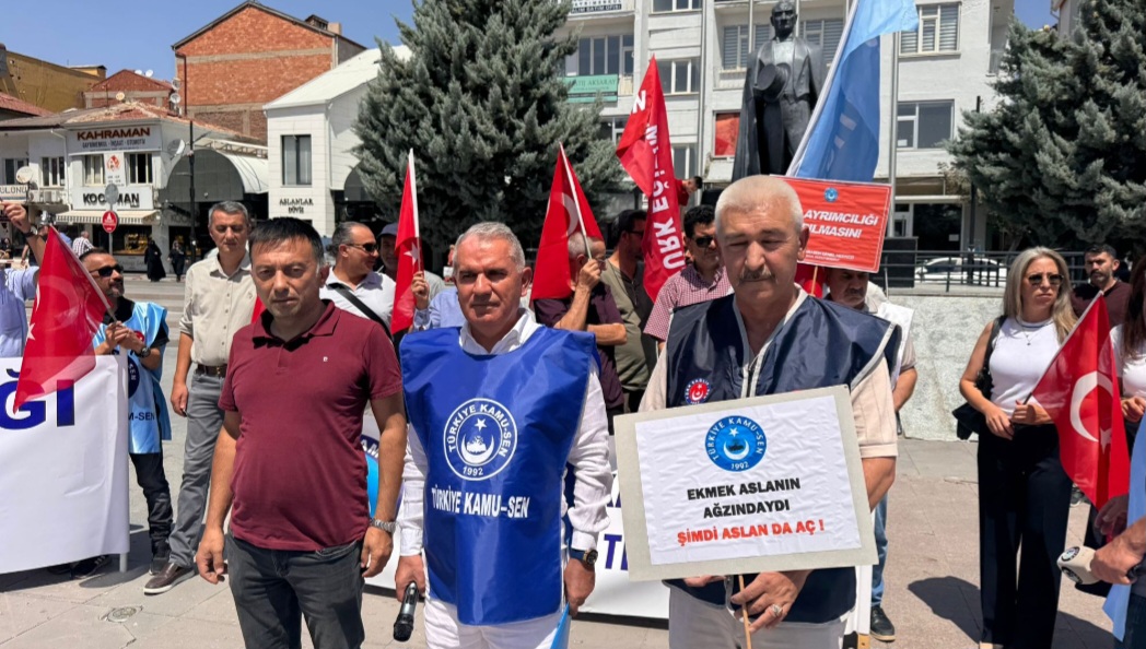 Kamu-Sen zam teklifine karşı iş bırakma eylemi yapıyor. 