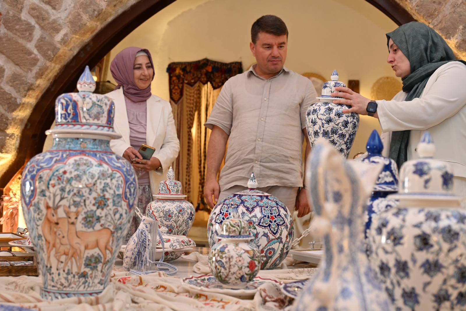 BAŞKAN DİNÇER, II. KILIÇARSLAN HAMAMI’NDA, KADINLAR LOKALİ SERGİ VE SATIŞ OFİSİNİ ZİYARET ETTİ