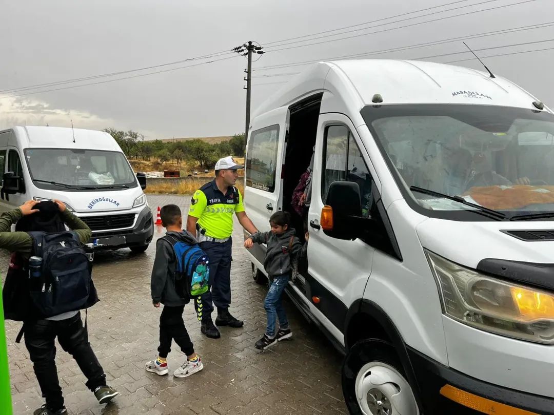 Jandarma okul servislerin denetliyerek çocuklara güvenlik sağladı