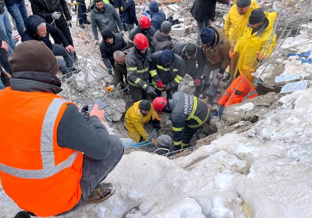 BAŞKAN DİNÇER; “6 ŞUBAT, MİLLETİMİZİN HAFIZASINDA UNUTULMAYACAK BİR DÖNÜM NOKTASIDIR”