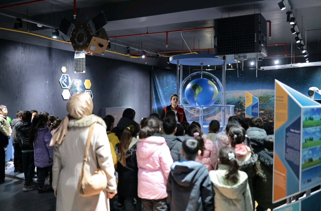 AKSARAY BELEDİYESİ BİLİM MERKEZİ’NDE TÜBİTAK SERGİ SALONU YOĞUN İLGİ GÖRÜYOR   