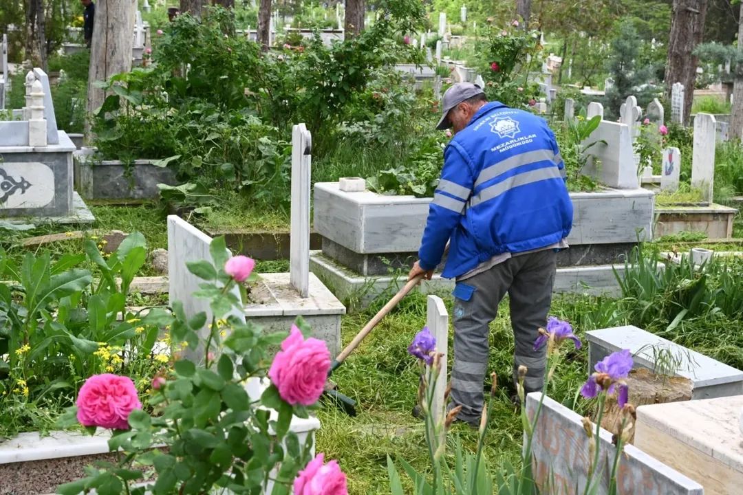 AKSARAY BELEDİYESİ KABRİSTANLIKLARI BAYRAMA HAZIRLIYOR